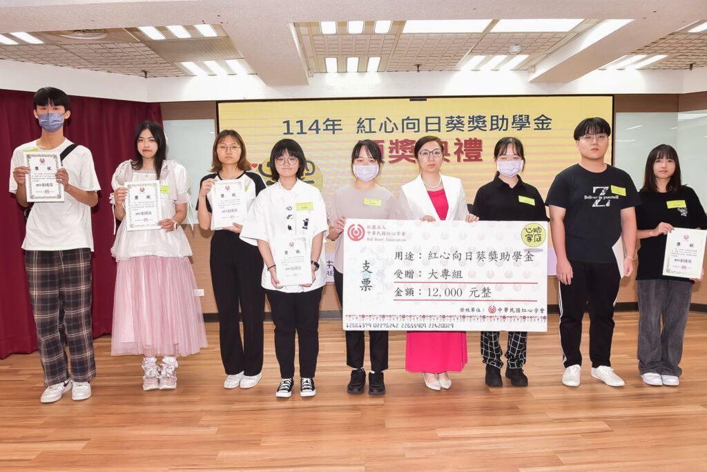 紅心字會默默付出35年為「心納家庭」子女 不動產智慧平台「房多多」帶領團隊響應捐助向日葵獎助學金 2 照片說明:房產顧問「房多多」頒發紅心字會「向日葵獎助學金」大專組學生,鼓勵心納家庭勇敢追夢。 照片提供:紅心字會